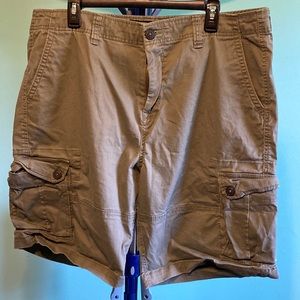 Men’s Aero 38 Waist Green Cargo Shorts EUC